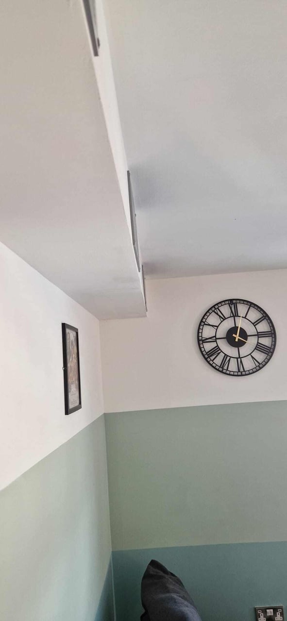 Three tone colour walls with fine cutting in 